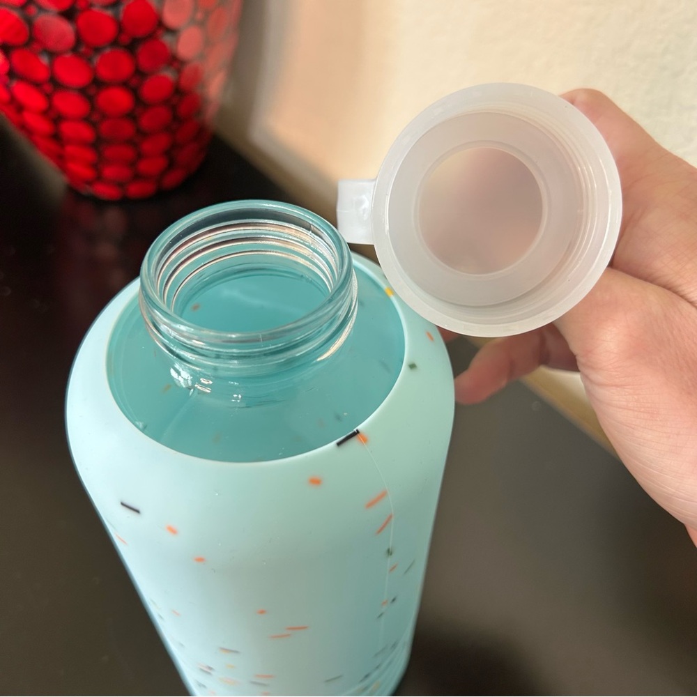 32 oz Glass Water Bottle with Blue Confetti Silicon Sleeve - Picture 9 of 15